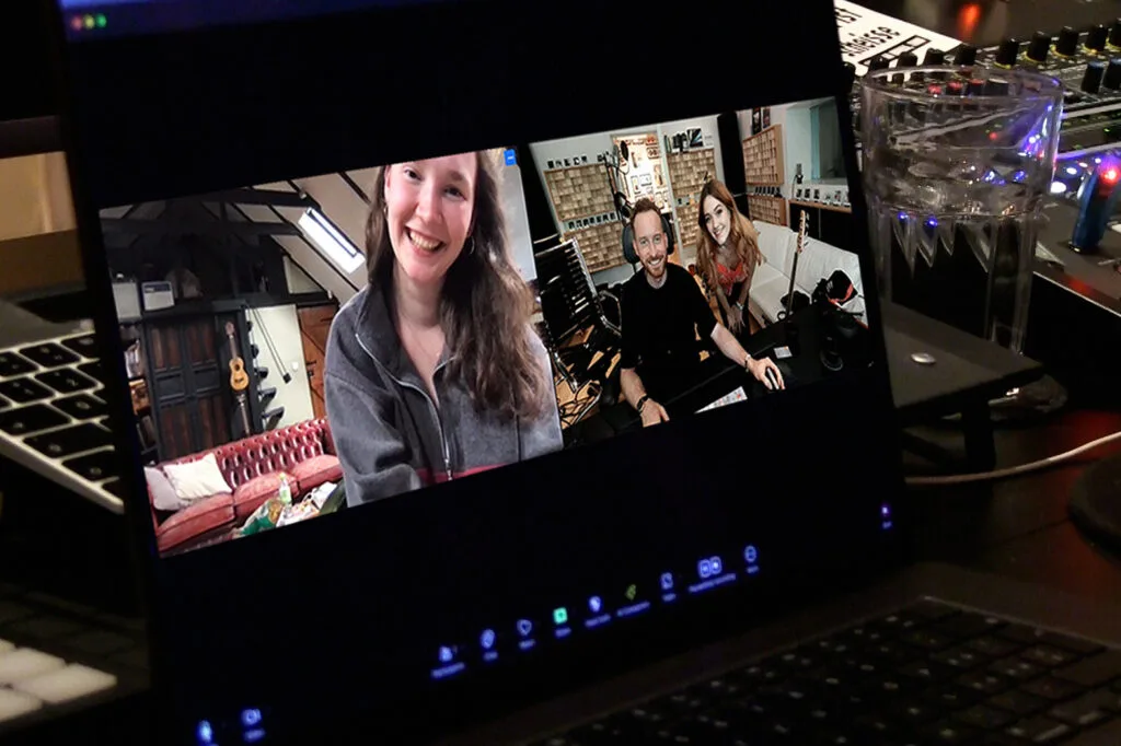 Man sieht Zoë Më im Videocall mit Tom Oehler und der schottischen Songwriterin iLi.